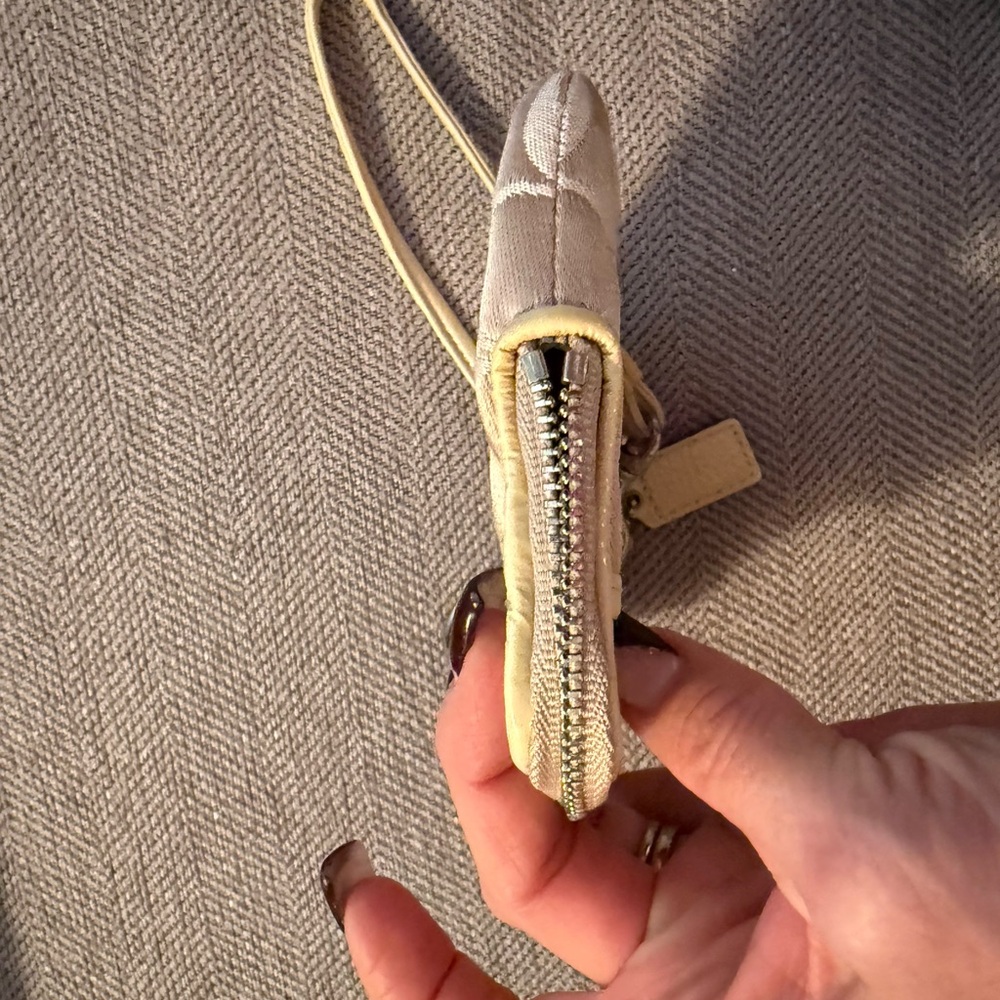 Coach Poppy Beige Wristlet with Dark Silver Patch - Picture 10 of 12